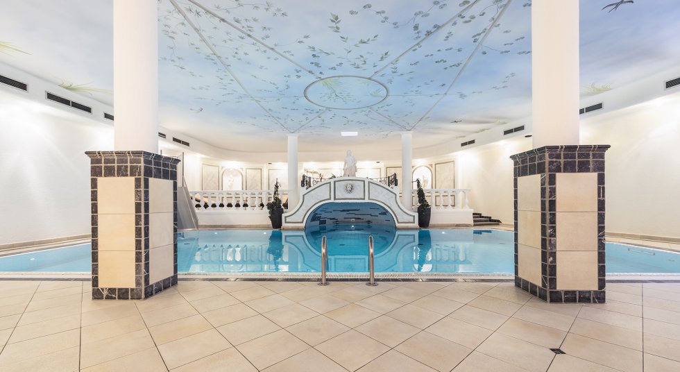 Hallenbad im Wellnesshotel Stubaier Hof in Fulpmes im Stubaital