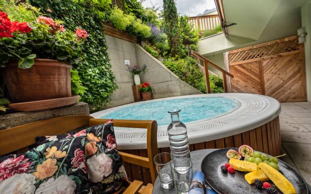 Whirlpool im Außenbereich im Alpin Resort Stubaier Hof 