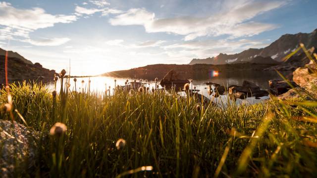 Bergsee im Stubaital umgeben von Bergen