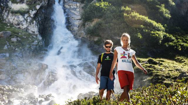 Wandern vor einem Wasserfall im Stubaital