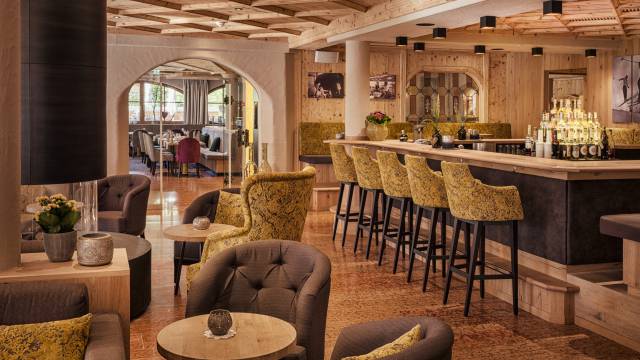 Lobby mit Bar und Sesseln im Alpin Resort Stubaier Hof